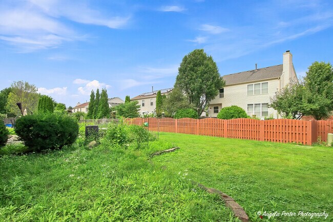 Building Photo - 10570 Wing Pointe Dr