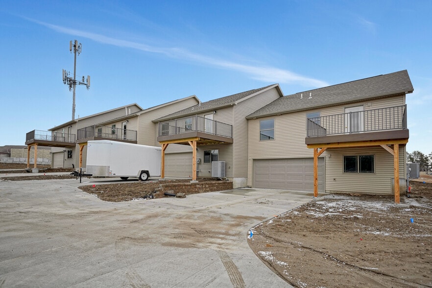 Building Photo - 8201 Regent Dr