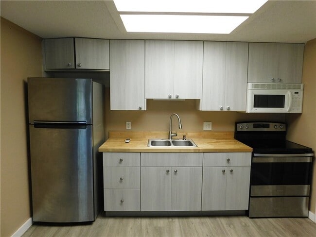 Building Photo - 532 7th Pl