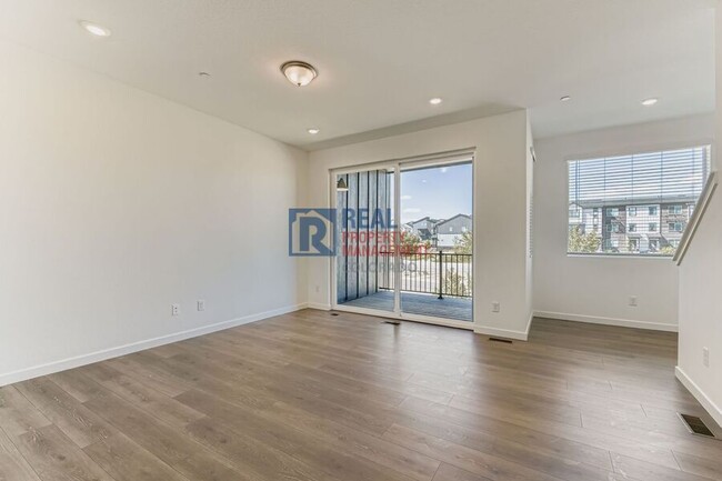 Building Photo - 1747 Peak Lp