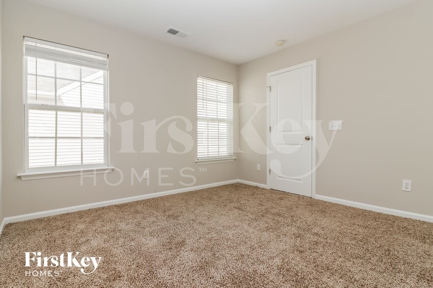 Building Photo - 223 Silk Oak Dr