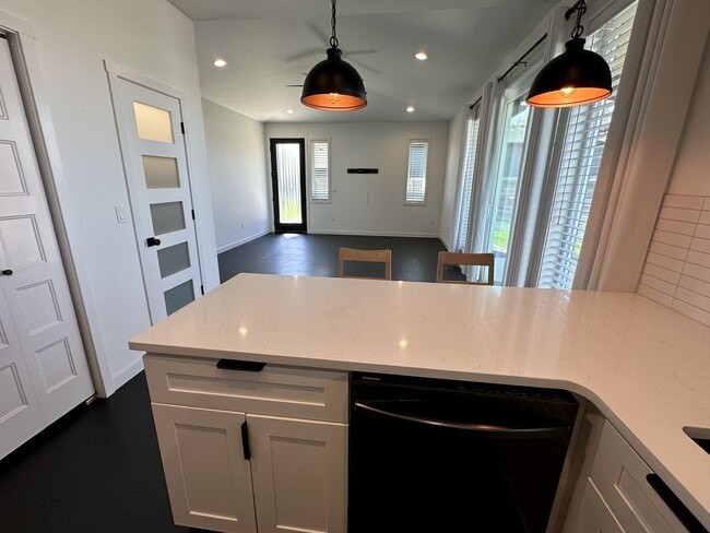 Building Photo - A Bright & Contemporary Home in Pasco