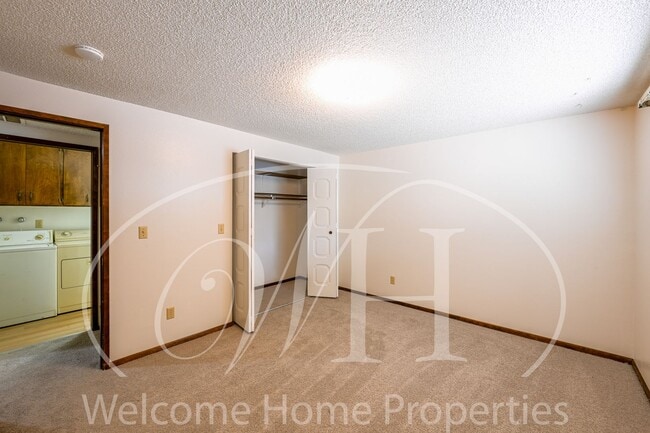 Building Photo - Great 2 Bedroom Condo with Storage and Out...