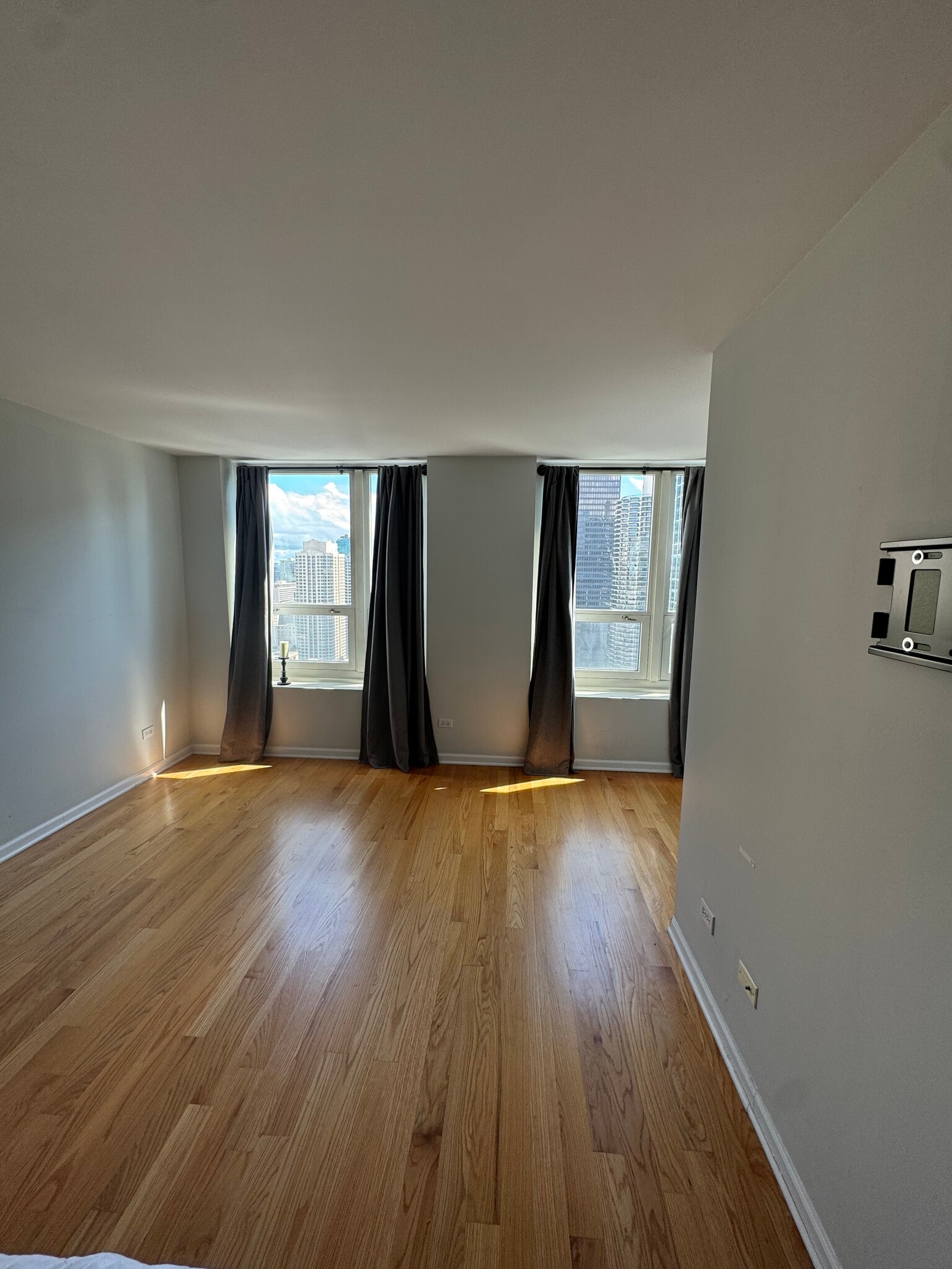 Building Photo - 345 N La Salle Dr