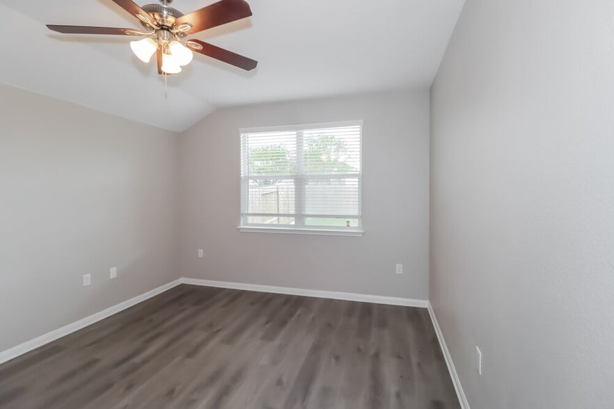 Building Photo - 400 Captain Grumbles Dr