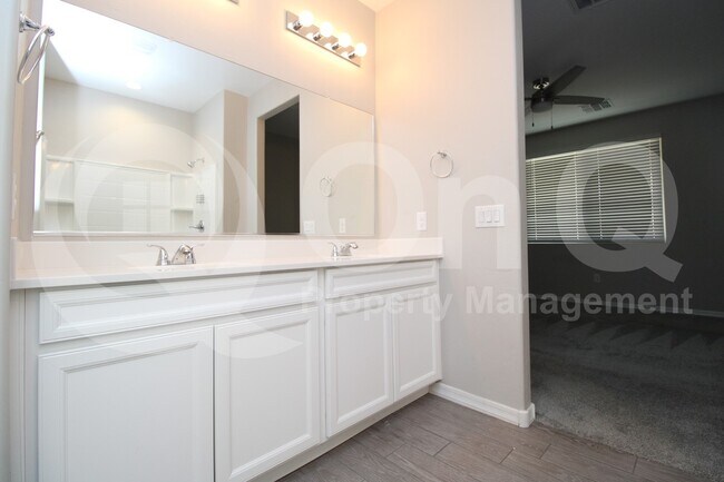 Building Photo - 975 W Calle Monte Lindo