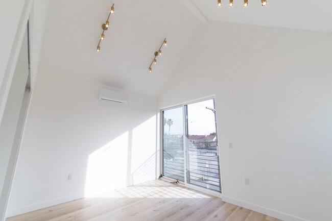 Building Photo - 4369 Rosewood Ave