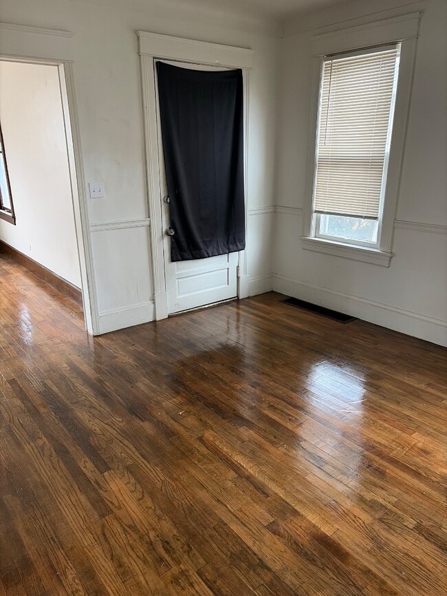 Building Photo - 1541 E 212th St