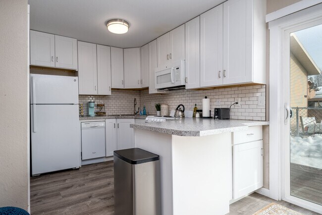 Building Photo - 909 E 46th Ct