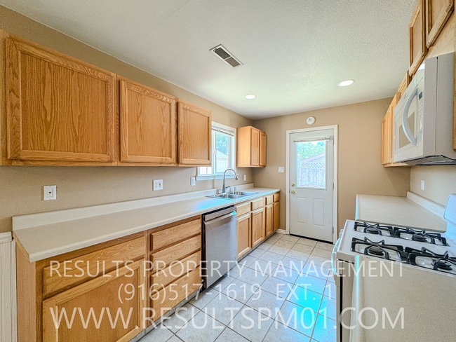 Building Photo - RV Access! Charming Roseville Corner-Lot Home