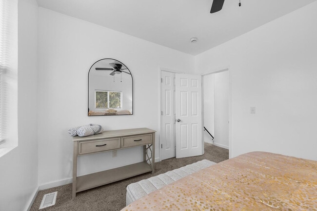 Building Photo - 2009 Sharon St