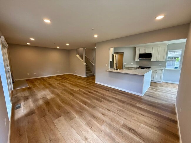 Building Photo - REMODELED FOUR BEDROOM / THREE BATH TOWNHOUSE IN COURTYARD AT PATRIDGE KNOLLS
