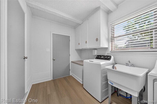 Building Photo - 2079 Klingensmith Rd