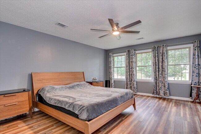 Building Photo - 4 bedroom 3 full bathroom home in heart of...