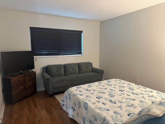 2nd bedroom - 2936 Lake Shore Dr