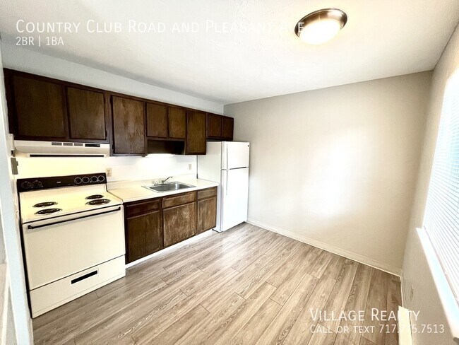 Building Photo - 611 Country Club Rd