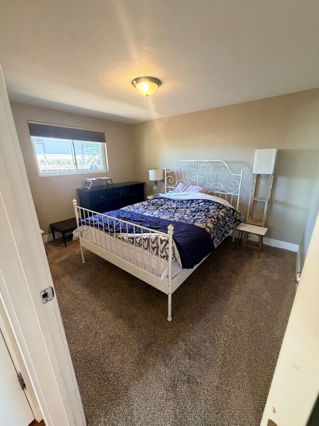 Building Photo - West Oak Triplex