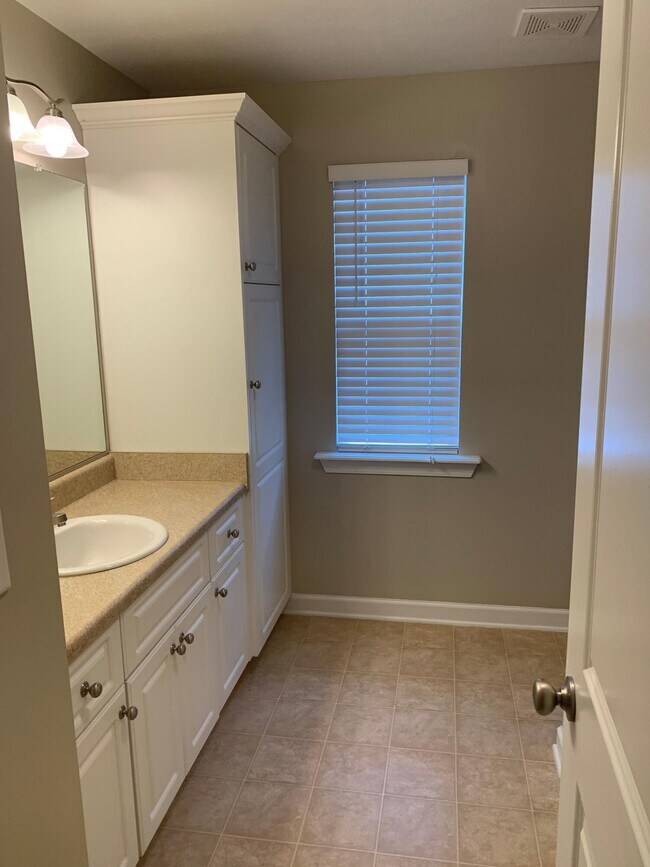 Building Photo - 5140 Wells Dr