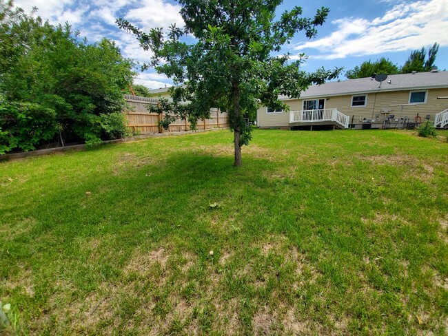 Building Photo - 3 bed 2.5 bath townhouse