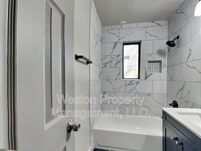 Building Photo - 2101 Westchester Dr