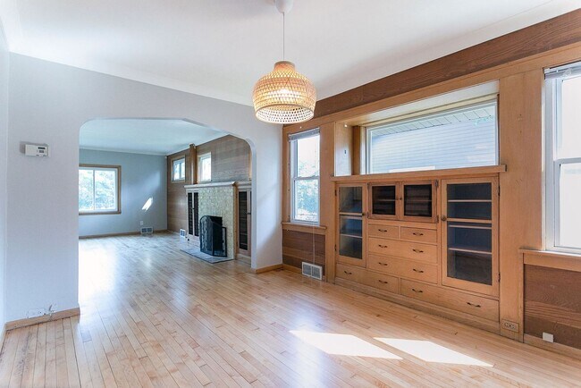 Building Photo - Updated 5 bedroom 2 bath single family house
