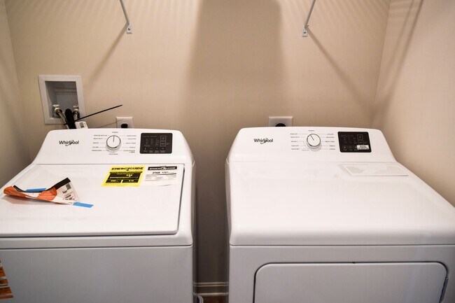 Building Photo - Stunning Brand New Townhome