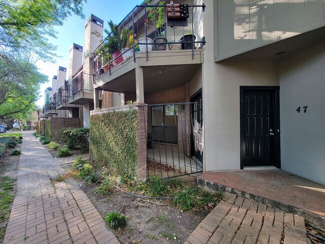 Building Photo - BEAUTIFUL UPDATED 2 BEDROOM 2 BATH CONDO. ...