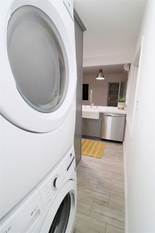 Building Photo - 1230 N Hollywood Way