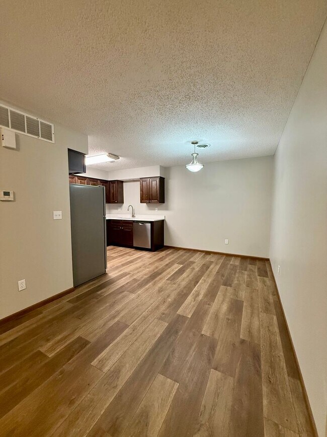 Building Photo - 714-716 Republic Dr