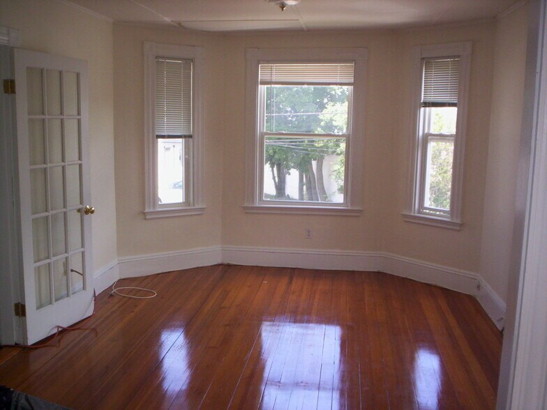 Primary Photo - 29 Goddard St