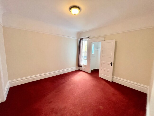 Building Photo - Wonderful Light and Bright Top Floor 2BR/1...