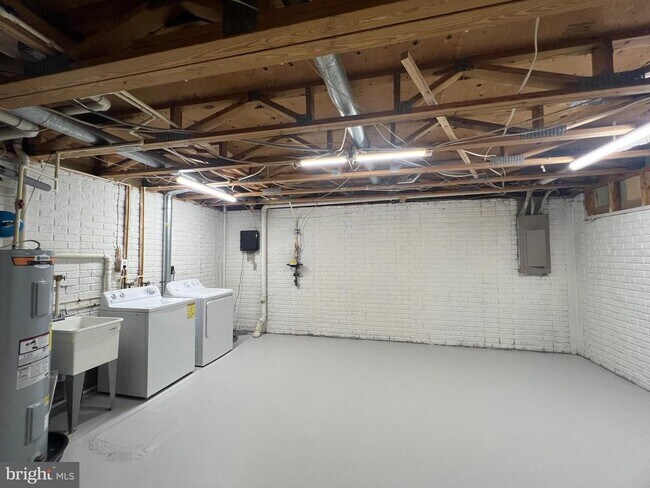 Building Photo - 6160 Majors Ln