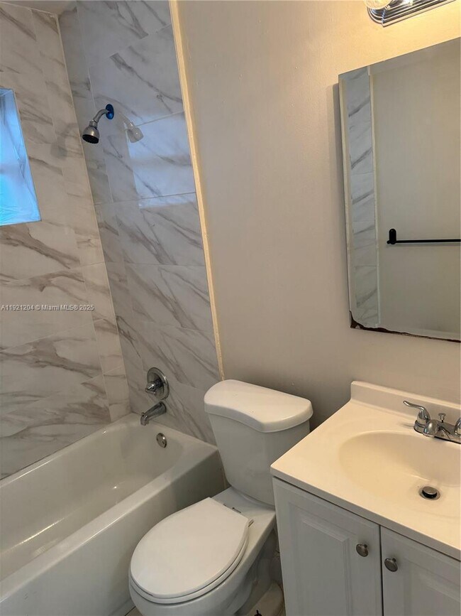 Building Photo - 522 NW 13th Ave