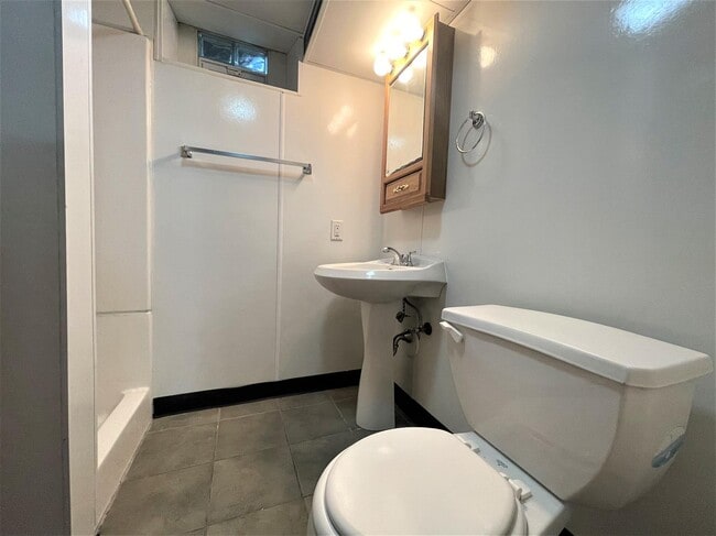 Building Photo - 831 E College St