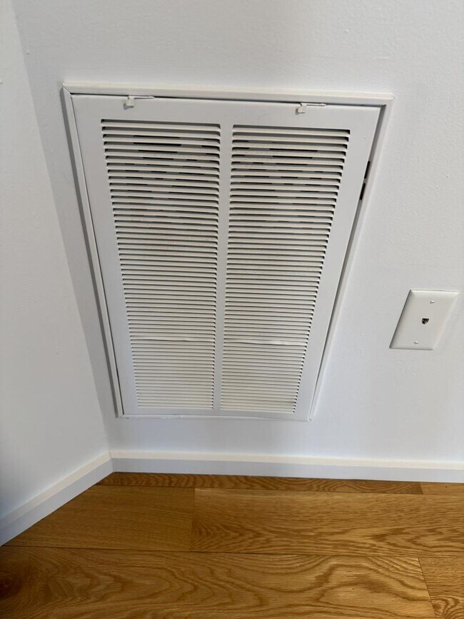 Building Photo - 1525 N Front St