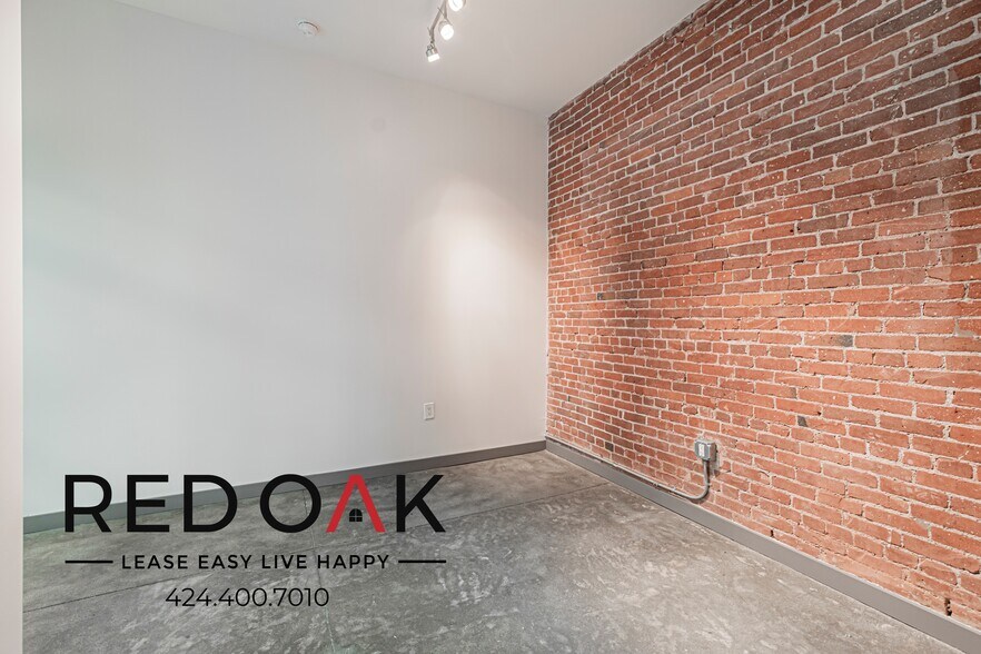 Building Photo - 430 S Broadway