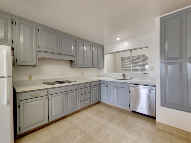 Building Photo - 4BR Home with Jaw-Dropping Views, Garage, ...