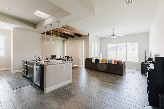 Building Photo - Spacious 3 Bedroom 2 Bath Home with 3-Car ...