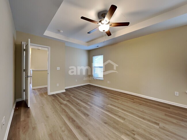 Building Photo - 8824 Shadowglen Dr