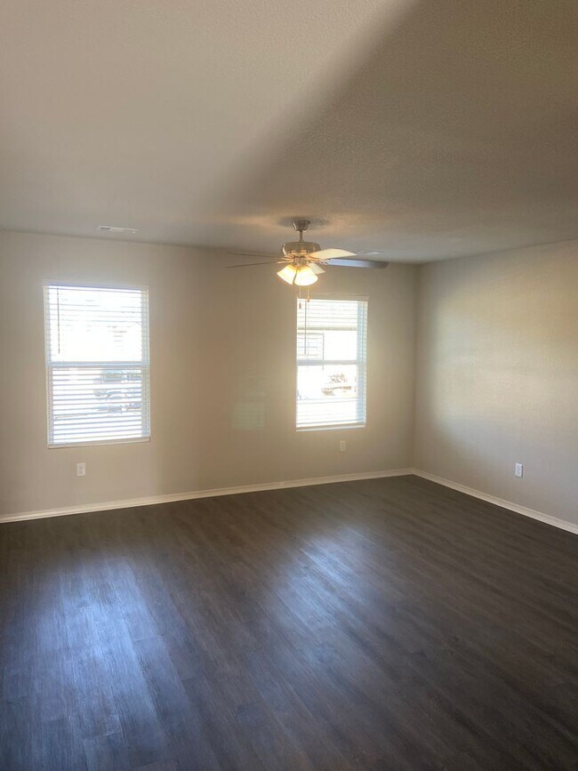 Building Photo - Pre-Leasing Now: Comfortable 3-Bedroom, 2-Bath Duplex in Fairview Haven