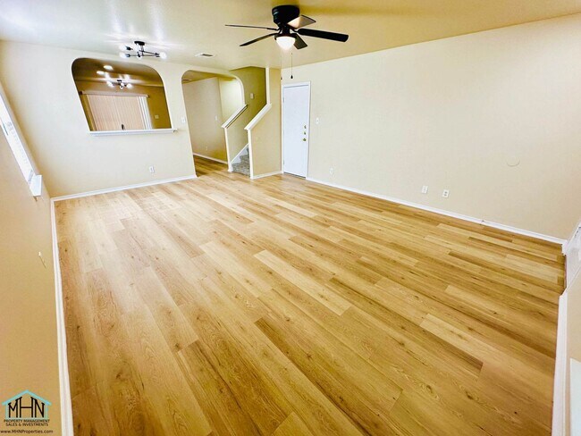 Building Photo - Big & Beautiful 5 bed/3.5 bath 2 Story hom...