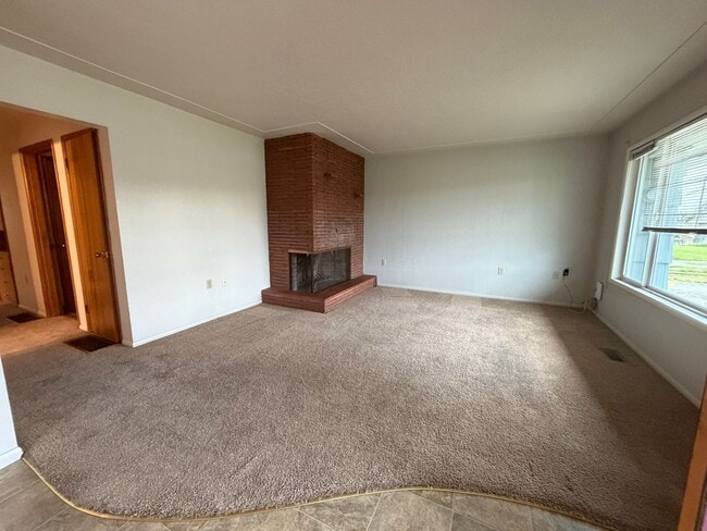 Building Photo - 3 Bedroom 2 bath single family house