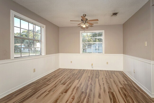 Building Photo - Cute 2 Bedroom Home