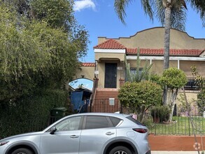 Building Photo - Charming & Spacious 2 Bed, 2 Bath