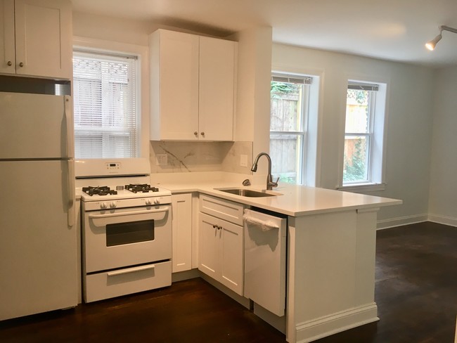 Primary Photo - 2642 N Marshfield Ave