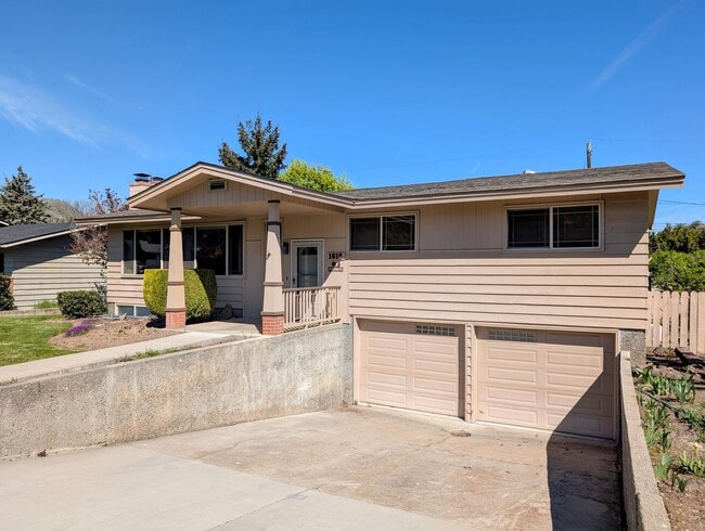 Building Photo - Over Sized 3-Bed, 2.5-Bath SFH w/ 2-Car Garage, & Fenced Backyard!