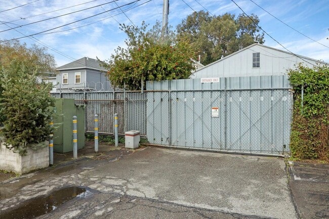 Building Photo - CHIC INDUSTRIAL 2BR/2BA CONDO Available Now!