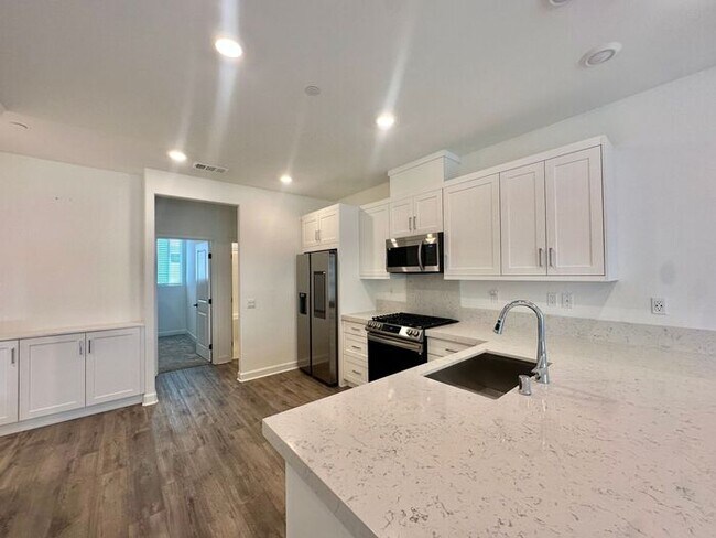 Building Photo - Modern 3BR Townhome in Ocean View Hills with Attached Garage & Open Floor Plan