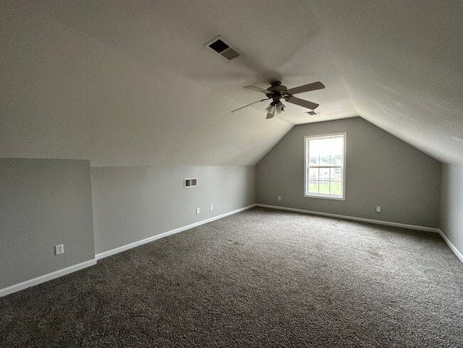 Building Photo - 3 Bedroom Home For Rent with Bonus Room!