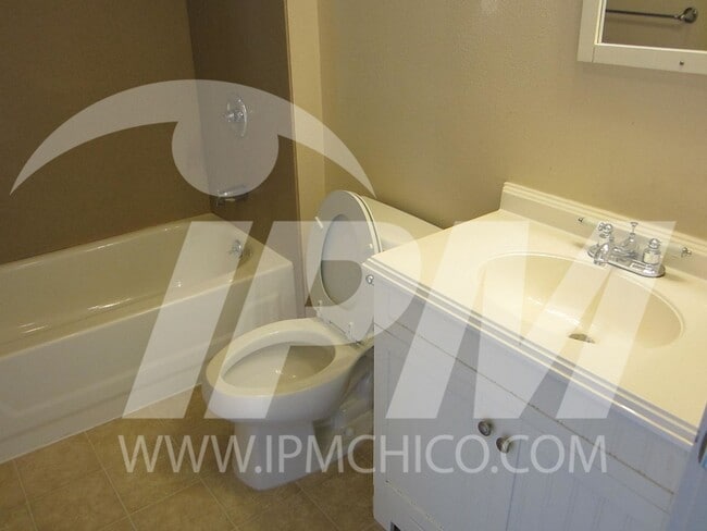 Building Photo - Classic 3 bedroom 2 bathroom home!